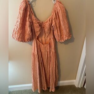 SOVERE Mercy Reversible Cut Out Midi Dress in light orange  Size L